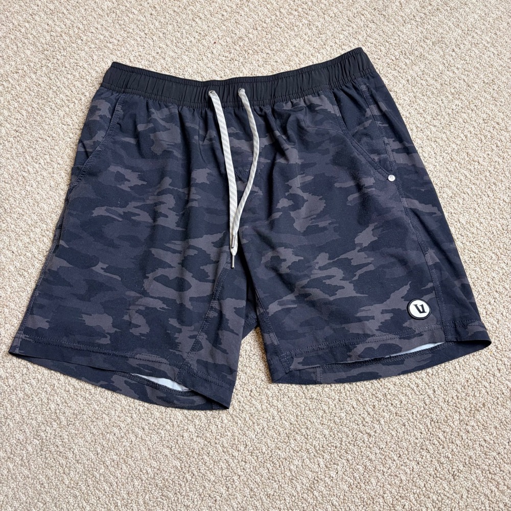 Vuori Kore Shorts Mens Medium Charcoal Camo Athletic Training Gym V302